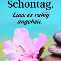 Sanfte Farben, eine zarte Blüte und harmonisch gestapelte Steine laden dazu ein, mit Gelassenheit und Ruhe in die neue Woche zu starten.