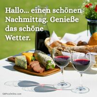 Ein stilvolles Picknick mit Wein, Käse und Baguette lädt zu entspannter Zeit im Freien ein.