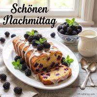 Kastenkuchen mit Zuckerguss und Brombeeren auf Teller, daneben Schale mit Brombeeren und Milchkanne