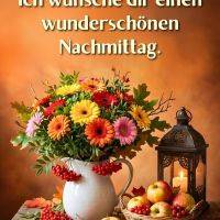 Herbstliches Stillleben mit buntem Blumenstrauß, Äpfeln, Beeren und Laterne mit Kerze