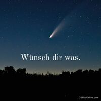 Ein Komet zieht über den sternklaren Himmel und schafft eine stille, verträumte Atmosphäre.