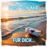 Eine Flaschenpost mit Liebesbotschaft liegt am Strand im warmen Licht der Abendsonne.