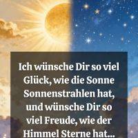 Geteilter Himmel: links strahlende Sonne bei Tag, rechts Sternenhimmel bei Nacht, mit Spruch im Vordergrund