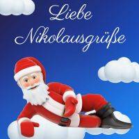 Lächelnder Weihnachtsmann in Rot schwebt auf einer Wolke, umgeben von weiteren Wolken und blauem Himmel