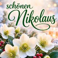 Weihnachtliche Grüße mit weißen Christrosen, Tannenzweigen und roten Beeren vor warmem Lichterhintergrund