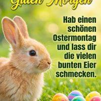 Kleines Kaninchen im Gras neben bunten Ostereiern, Grußtext „Guten Morgen“ im Hintergrund