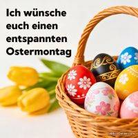 Osterkorb mit bunt bemalten Eiern und gelben Tulpen, dazu Grußtext für Ostermontag