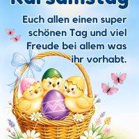 Ostergruß mit Korb, drei Küken in Eierschalen, buntem Ei, Blumen und Schmetterlingen vor blauem Himmel