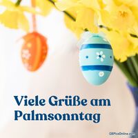 Farbenfrohe Osterdekoration mit strahlenden Narzissen und bunten Eiern.
