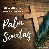 Symbolik des Glaubens und der Tradition: Ein hölzernes Kreuz neben Palmzweigen auf einem Tisch.