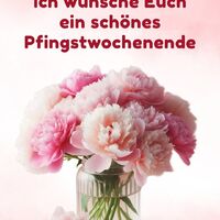 Zarte Pfingstrosen in einem Glas, ein Hauch von Frühling und Festlichkeit.