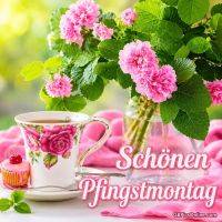 Teetasse mit rosa Blütenmotiv, Cupcake und Vase mit pinken Blüten auf rosa Tuch