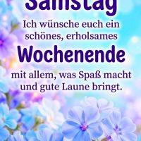 Samstagsgruß mit Wunsch nach erholsamem Wochenende, vor blauem Hintergrund mit zarten blauen Blumen