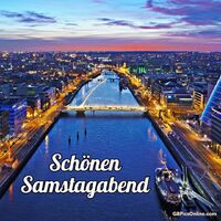 Die funkelnden Lichter der Stadt spiegeln sich im ruhigen Wasser bei Einbruch der Nacht.