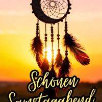 Traumfänger mit Federn vor Sonnenuntergang, dazu Gruß „Schönen Samstagabend“