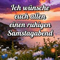 Bunte Abendwolken über Küste und Meer, vorne Gänseblümchen auf einer Wiese, Grußtext darüber