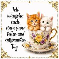 Zwei Kätzchen sitzen in einer blumigen Teetasse mit goldener Verzierung und Spruch daneben