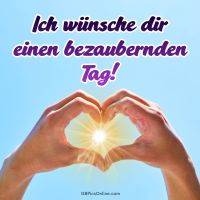 Zwei Hände formen ein Herz vor blauem Himmel, Sonnenstrahlen leuchten in der Mitte