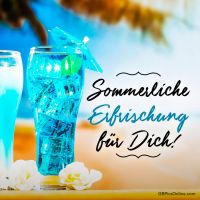 Zwei spritzige, blaue Cocktails laden zu einer lebendigen Sommerpause ein.