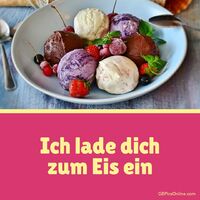 Eine verlockende Auswahl an Eiskugeln mit frischen Beeren garniert – der perfekte Genuss für heiße Tage!