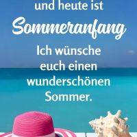 Spruch zum Sommeranfang über türkisfarbenem Meer, mit pinkem Sonnenhut, Sonnenbrille und Muschel