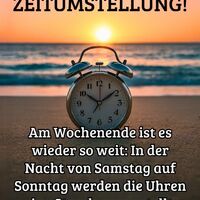 Ein Wecker vor dem malerischen Sonnenuntergang symbolisiert den Beginn einer neuen Sommerzeit.