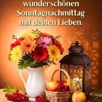 Blumenstrauß, Laterne und Korb mit Äpfeln und Beeren auf Holztisch vor warmem Hintergrund