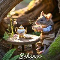 Maus im Wald trinkt Tee an kleinem Tisch mit Teekanne und Blumen im warmen Sonnenlicht