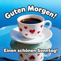 Kaffeetasse mit roten Herzen auf Untertasse vor blauem Hintergrund, dazu Morgengruß