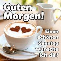 Tasse Cappuccino mit zwei Herzmotiven aus Kakao, daneben Kännchen und Grußtext