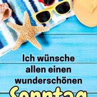 Strandtuch mit Sonnenbrillen, Seestern, Muschel und Flip-Flop auf blauem Holz; Gruß zum Sonntag