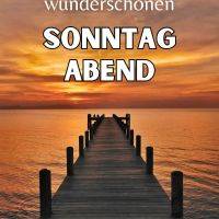 Langer Holzsteg führt in ruhiges Meer bei Sonnenuntergang, darüber ein Grußtext zum Sonntagabend