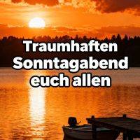 Sonnenuntergang über einem See, Boot am Steg und orangefarbener Himmel mit Wolken