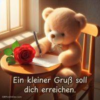 Teddybär sitzt am Tisch, schreibt einen Grußbrief; rote Rose daneben, warmes Sonnenlicht am Fenster