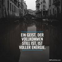 Ein stiller Kanal spiegelt die Altstadt, während Boote im Schatten ruhen.