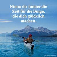 Person im Kajak auf klarem See vor Bergkulisse. Sprichwort über das Glück