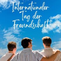 Drei Freunde blicken gemeinsam in eine hoffnungsvolle Zukunft unter dem blauen Himmel.