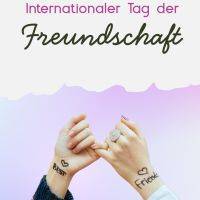 Text zum internationalen Tag der Freundschaft, Hände mit „Best“ und „Friends“ Tätowierungen