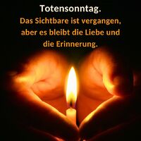 In stillem Gedenken leuchtet das warme Kerzenlicht als Symbol für Trost, Hoffnung und bleibende Verbundenheit.