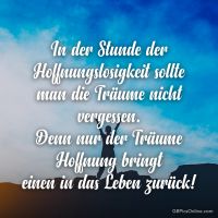 Ein inspirierendes Zitat vor einem beruhigenden Himmel, das dazu ermutigt, auch in schwierigen Zeiten Hoffnung zu bewahren.