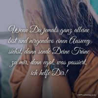 Eine junge Frau in einem Moment stiller Reflexion, vielleicht überwältigt von tiefen Gefühlen.