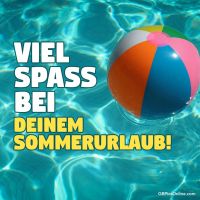 Ein bunter Wasserball treibt sorglos im glitzernden Poolwasser.