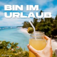 Ein erfrischender Drink am paradiesischen Strand – perfekte Sommerauszeit.