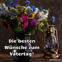 Ein rustikales und farbenfrohes Blumenarrangement neben einer alten Laterne, das Wärme und Nostalgie ausstrahlt.