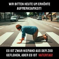 Ein Mann misst lustig die Breite eines Zebrastreifens mitten auf der Straße.