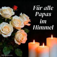 Weiße Rosen und drei brennende Kerzen vor schwarzem Hintergrund, mit Gedenkspruch