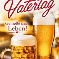 Vatertagsgruß mit zwei Gläsern Bier auf Holztisch vor warmem, unscharfem Hintergrund