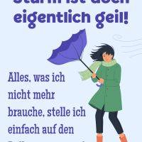 Person im Sturm mit umgeknicktem Regenschirm; Text über Dinge, die man auf den Balkon stellt und weg sind