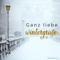 Verschneite Stadtstraße bei Dämmerlicht, ein Winterwunderland direkt vor der Tür.