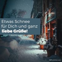 Eine verschneite Nacht in der Stadt, beleuchtet durch die warmen Lichter eines gemütlichen Cafés.